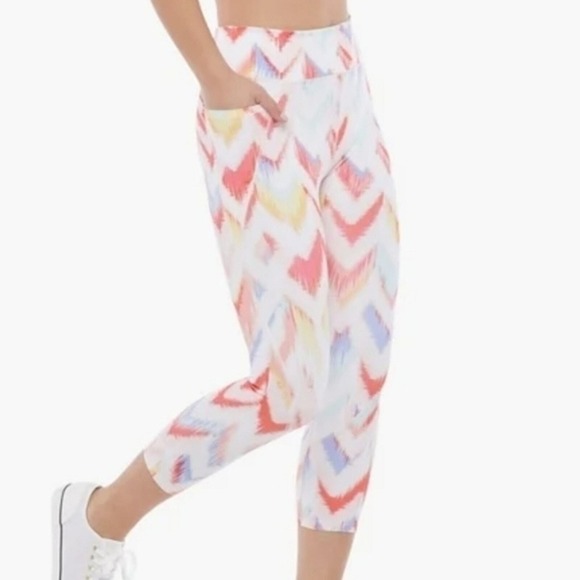 Chevron Print Capri Leggings with Pockets Casual Athleisure NWT - Picture 1 of 9